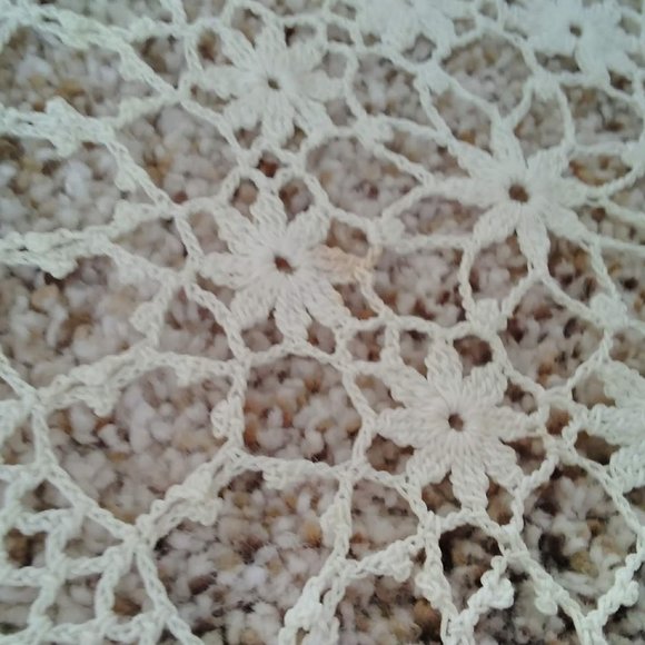 Vintage Crocheted Doily with Intricate Design - Picture 5 of 5
